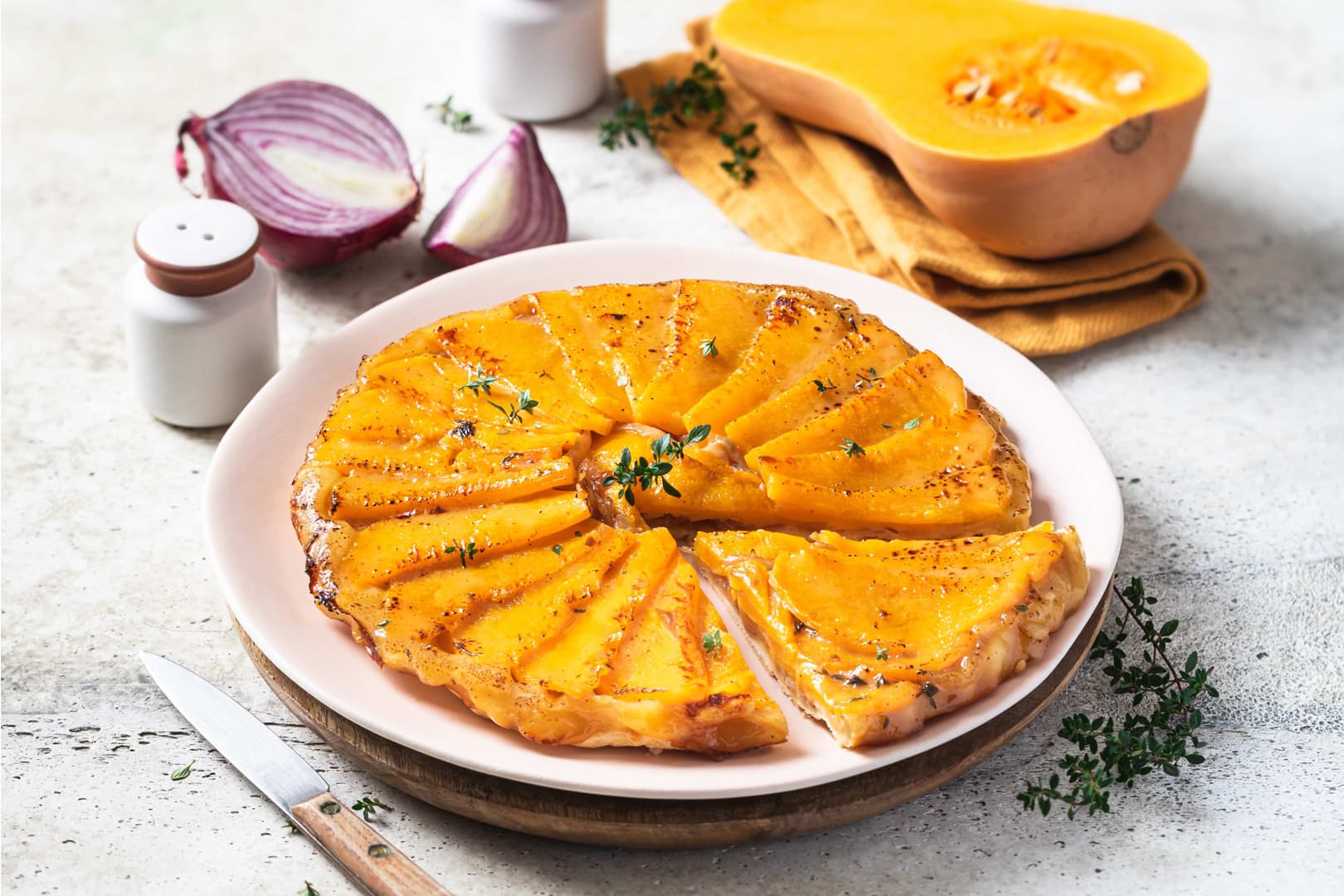 Tarte Tatin mit Butternusskürbis und Knoblauch-Cancoillotte